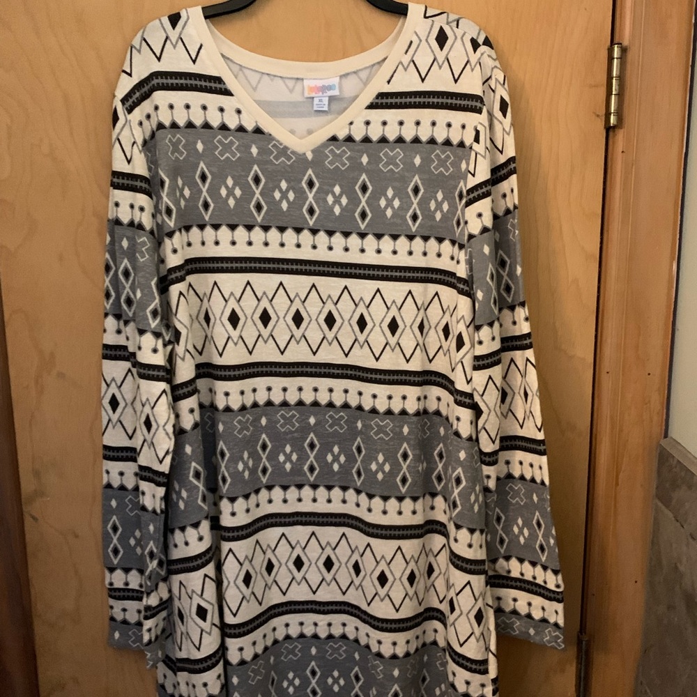 BNWT XL LuLaRoe Elizabeth top